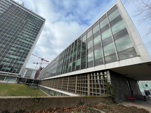 Bild vergr&ouml;&szlig;ern: Langbau entlang der Kriegsstra�e
