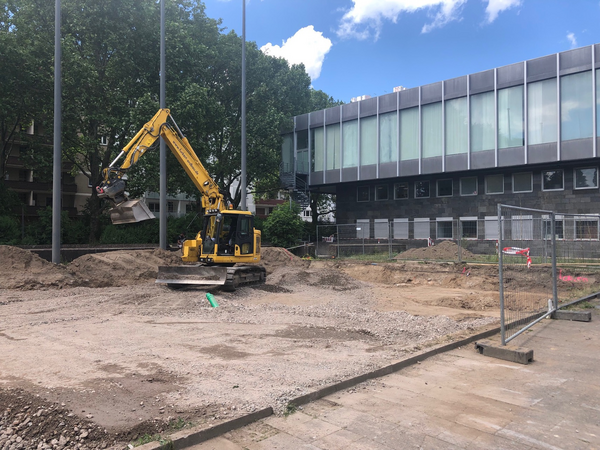 Bild vergr&ouml;&szlig;ern: Vor dem Haupteingang entsteht Platz f�r das R�ckk�hlwerk
