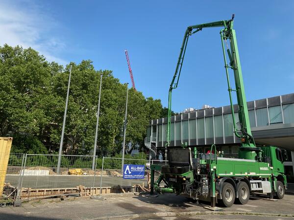 Bild vergr&ouml;&szlig;ern: Bodenplatte f�r das R�ckk�hlwerk wird gegossen