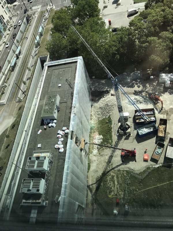 Bild vergr&ouml;&szlig;ern: Arbeiten beginnen auf dem Dach des Langbaus
